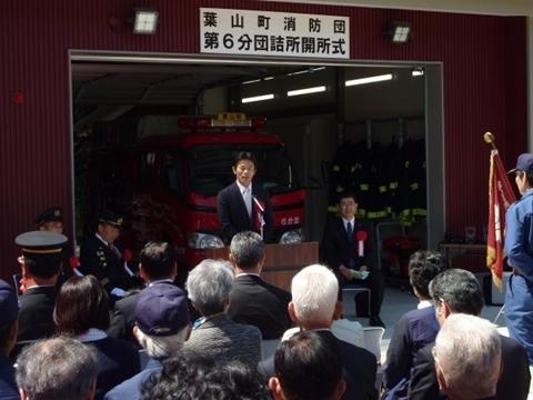山梨町長が祝辞を述べている写真