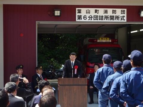 近藤議長が祝辞を述べている写真