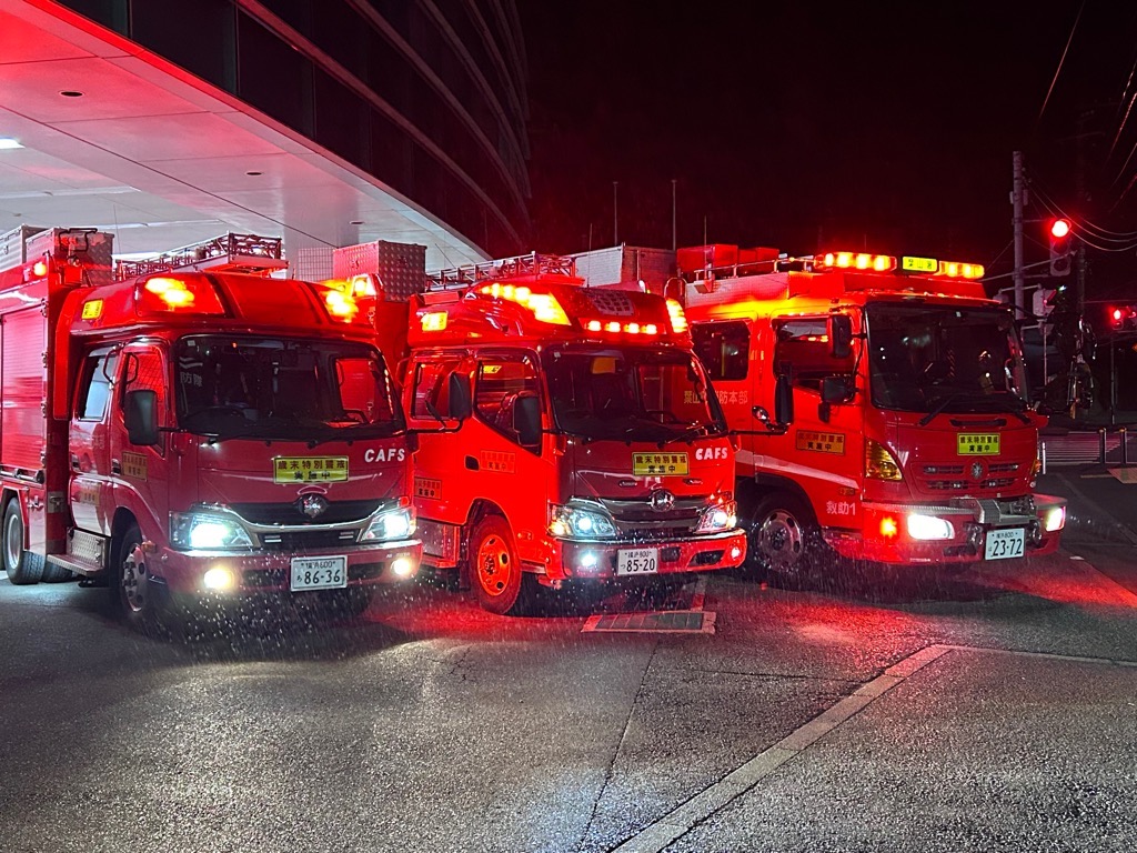 「歳末火災特別警戒」に出発する消防車3台の写真