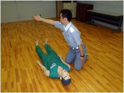 「あなたは119番へ通報して下さい」と具体的に指示している写真