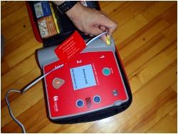 電極パッドを貼りコネクターを接続して、自動的に心電図の解析が始まっている写真