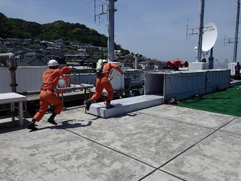 ほふく救出訓練の写真