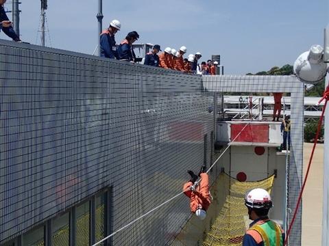 ロープブリッジ渡過訓練の写真