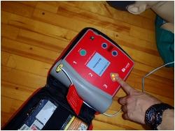 心電図の解析後、AEDが「ショックが必要」と判断したら、自動的に充電が開始される様子の写真