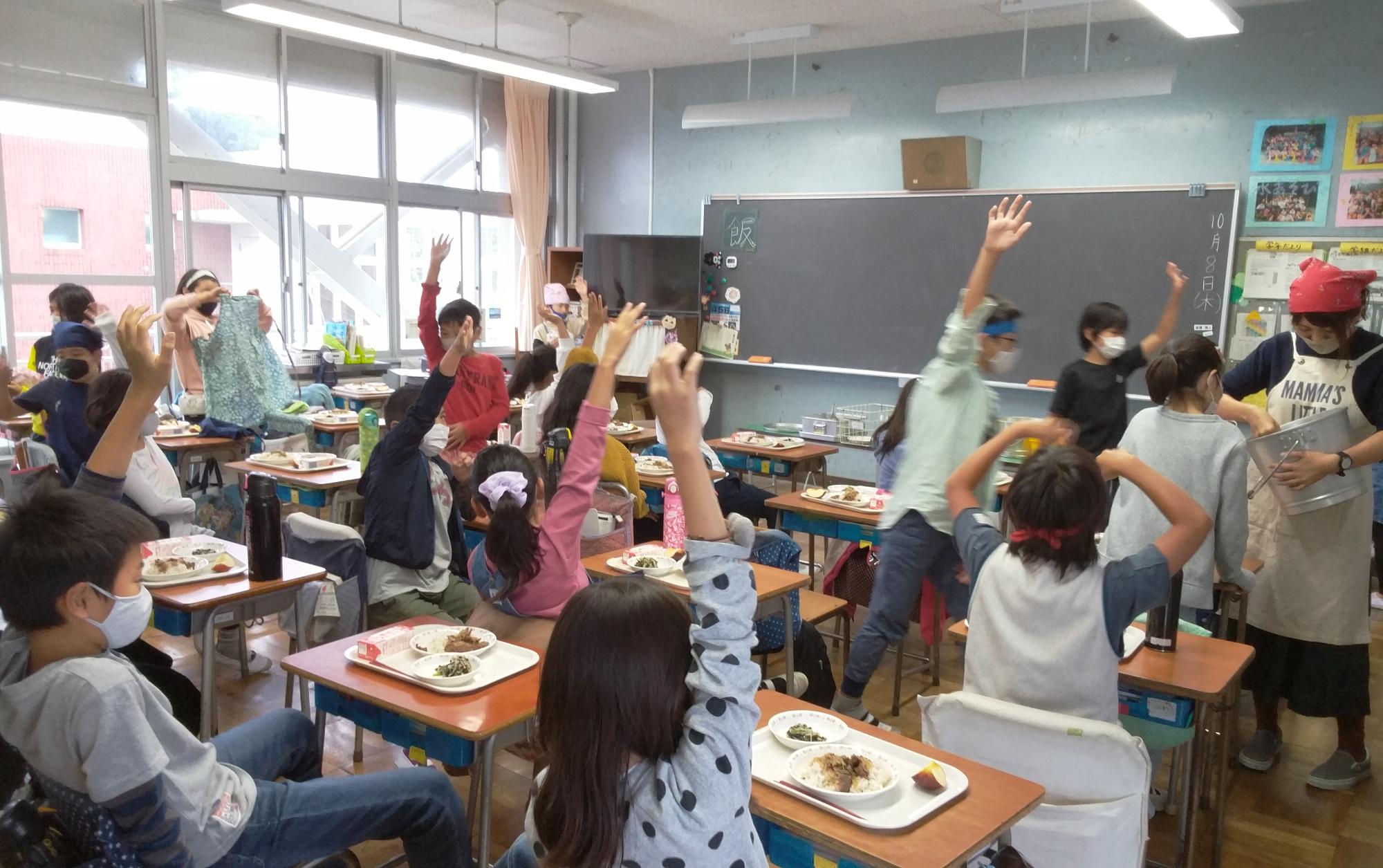 おかわりほしい人と聞いたところ手をあげる沢山の子供たち