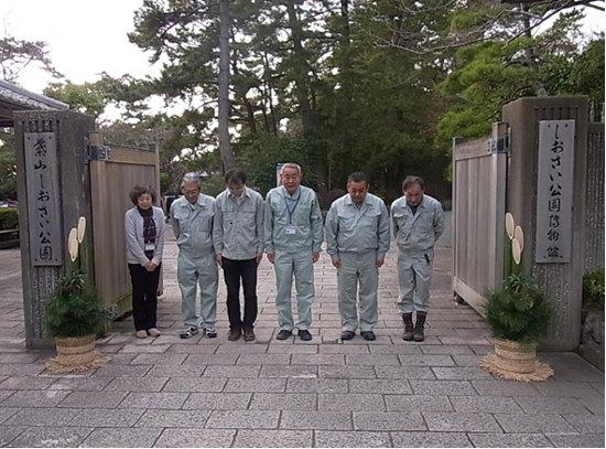 職員と手作りの門松の写真