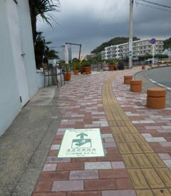 津波避難誘導路面シートの写真
