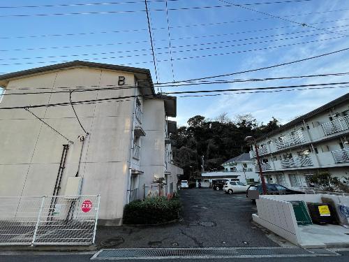 駐車場、ごみ置き場(B棟前)