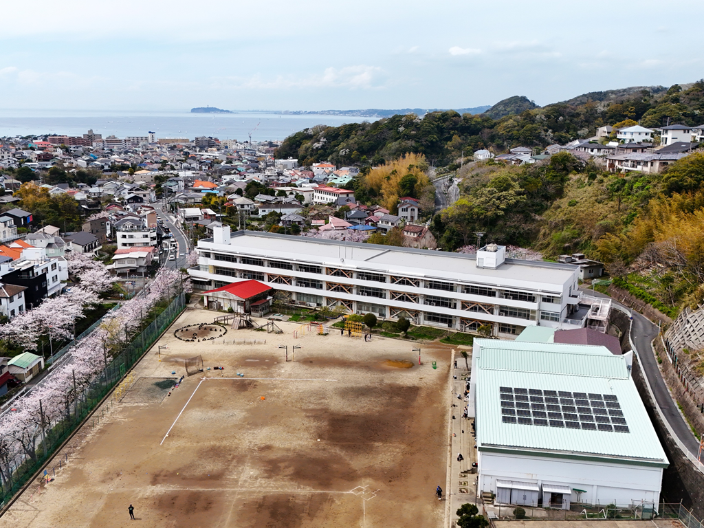 ドローンで小学校をとった写真