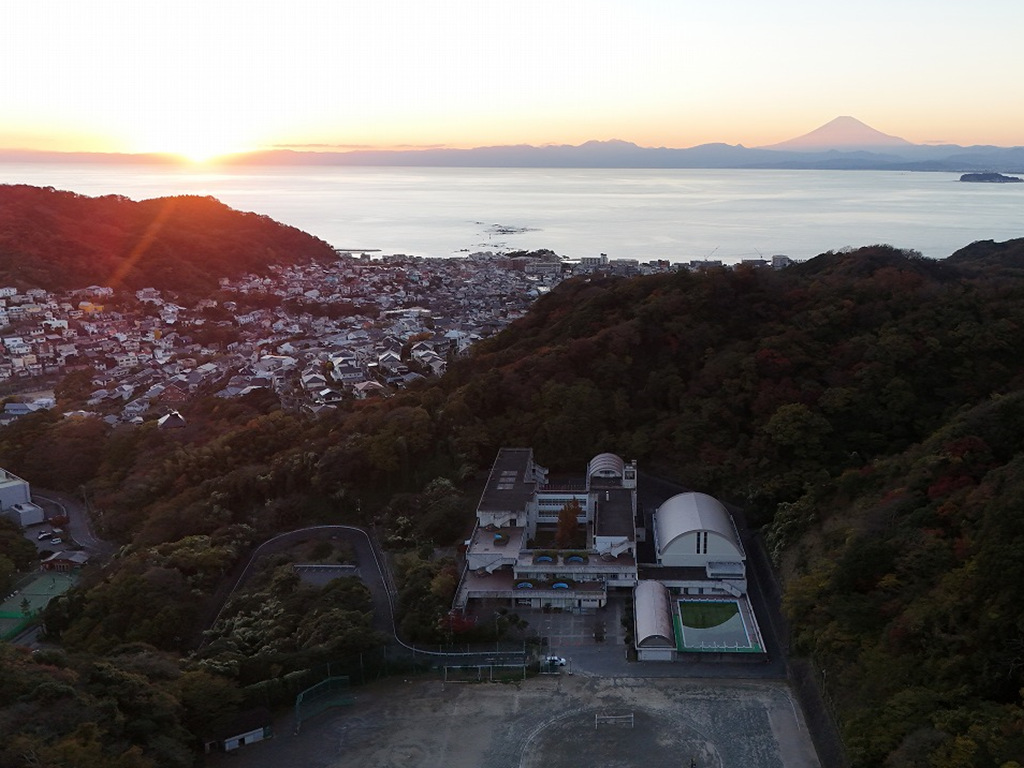 ドローンで葉山中学校をとった写真