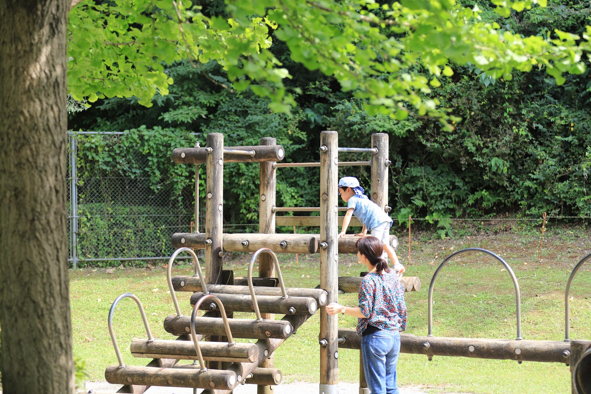 南郷上ノ山公園で子どもが遊んでいる写真