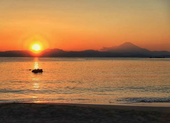 一色海岸 夕焼け富士山