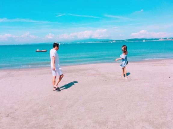 宮本夫妻が浜辺にいる写真