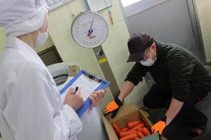 重さ、温度、品質をチェックします