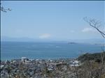 仙元山ハイキングコースから海を眺める写真
