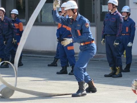 平成29年6月3日土曜日に厚木市の神奈川県消防学校にて消防団員に対して行われた基礎教育の研修、訓練風景の写真