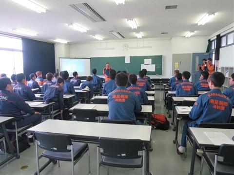 平成29年6月3日土曜日に厚木市の神奈川県消防学校にて消防団員に対して行われた基礎教育の研修、座学の様子の写真
