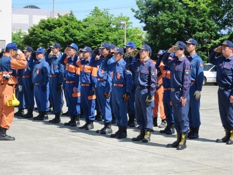 平成29年6月3日土曜日に厚木市の神奈川県消防学校にて消防団員に対して行われた基礎教育の研修、訓練風景の写真