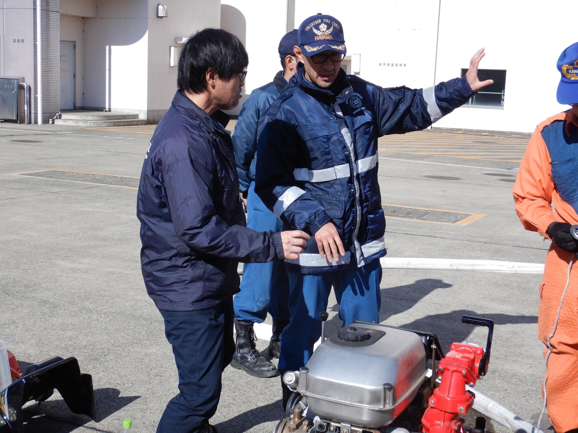 平成30年度　機関科　研修風景（団員が講師に質問をしている風景）