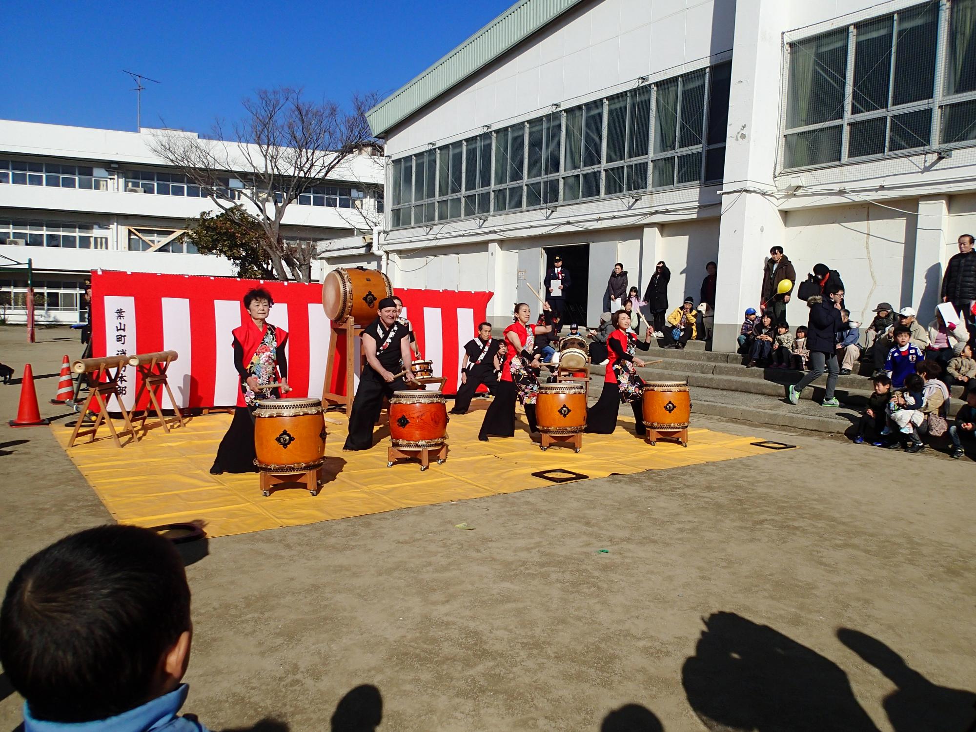 葉山御前太鼓の演奏