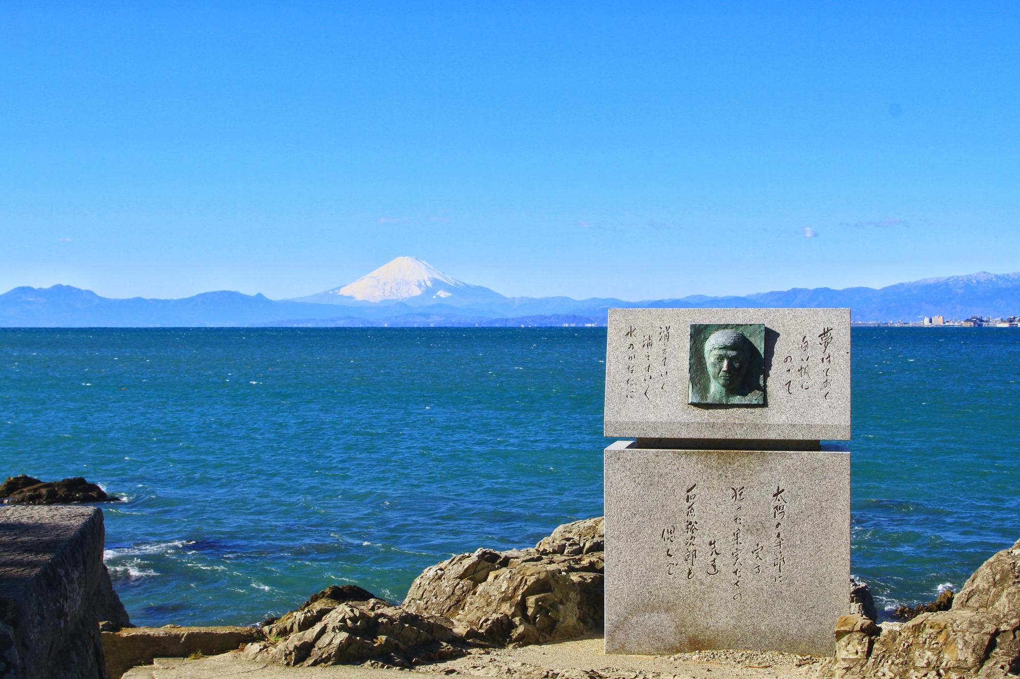 石原裕次郎氏の石碑