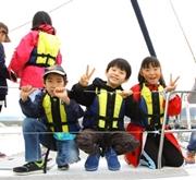ヨット乗船体験参加者、子どもたちの写真