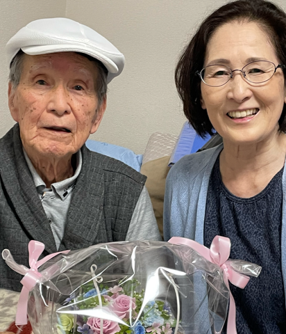 講演会講師の東出幸美さん（右）とお父様