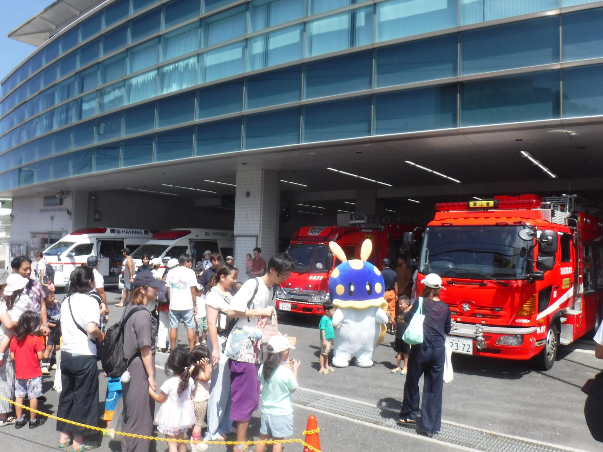葉山町PR大使ミューシーと記念写真