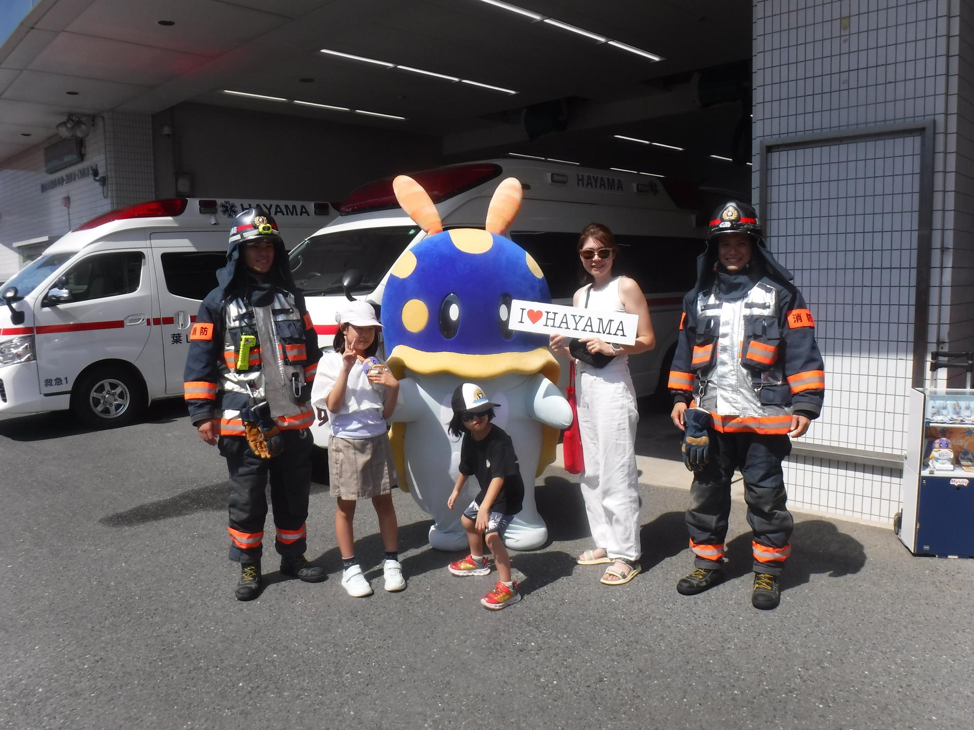 葉山町PR大使ミューシーと記念写真