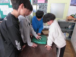 教室で子どもたちが考えている様子2