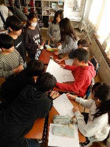 教室で子どもたちが考えている様子3