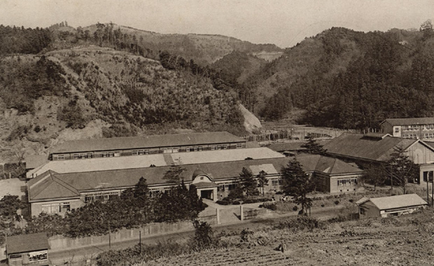 昭和32年3月頃の葉山小学校の写真(校舎全景)
